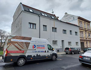 Zateplení stropu bytového domu pomocí foukané izolace